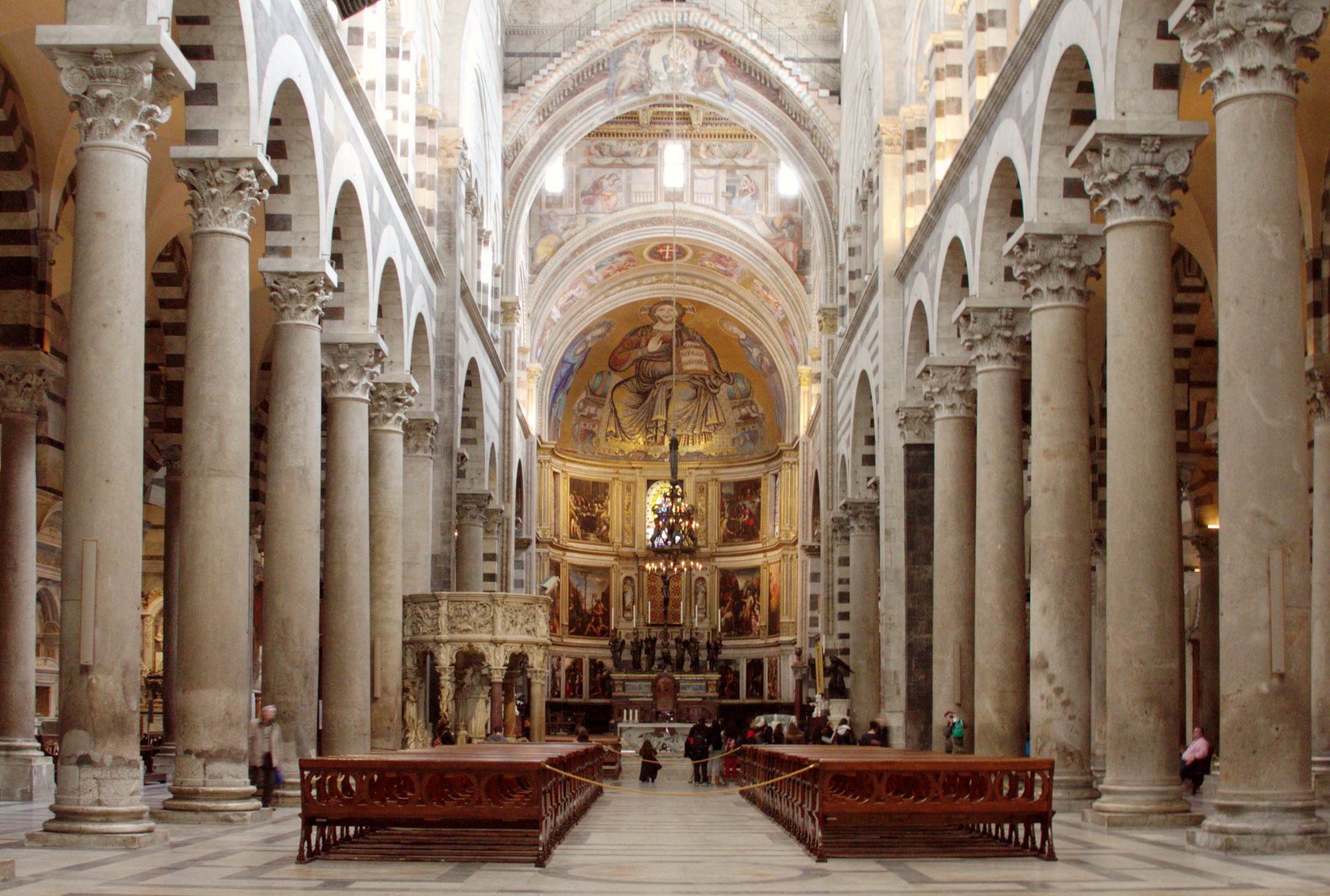 https://upload.wikimedia.org/wikipedia/commons/8/8b/Nave_%28towards_the_altar%29_-_Duomo_-_Pisa_2014.jpg