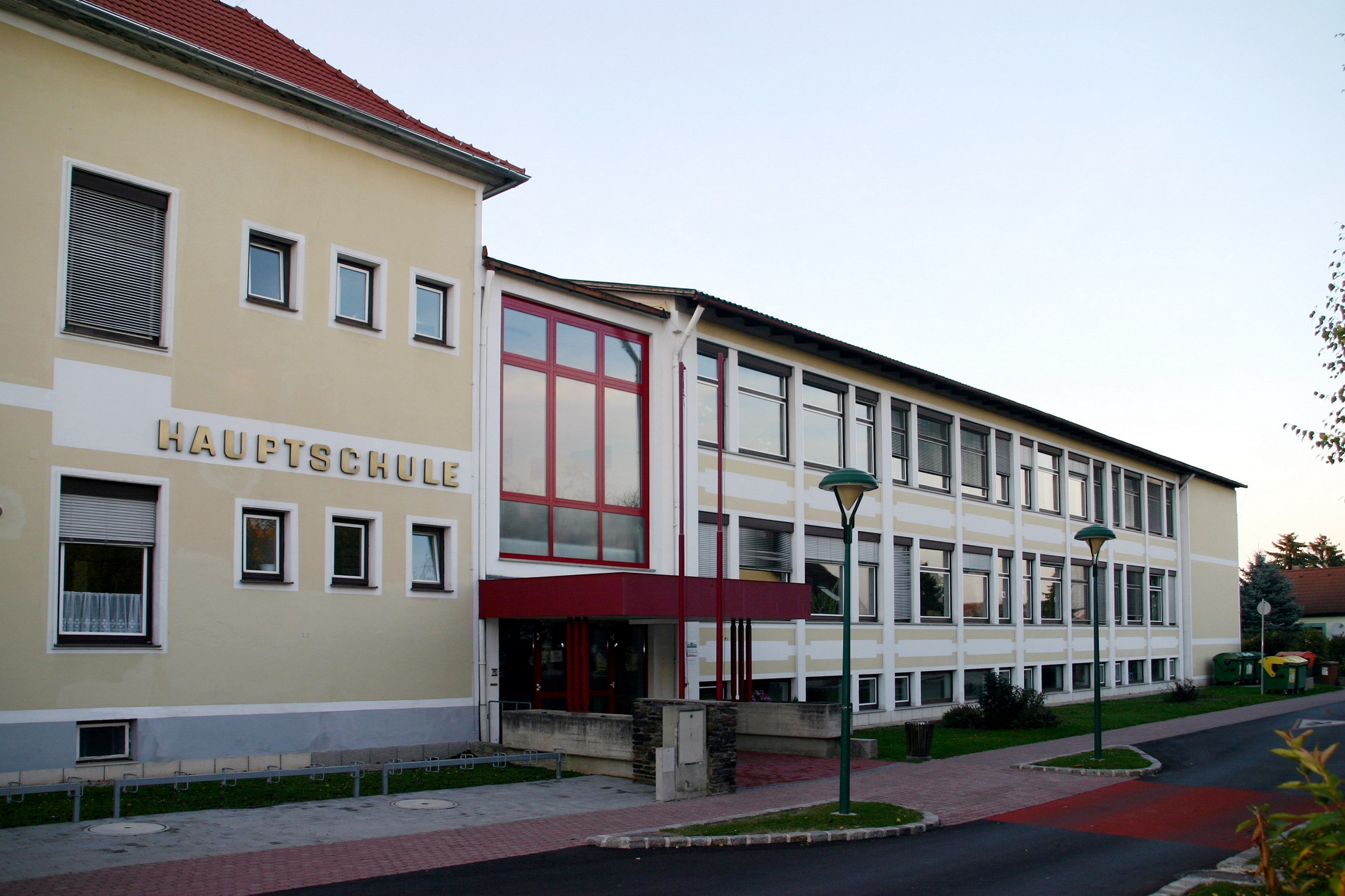 Основна школа. Школы Германии Hauptschule. Основная школа. Hauptschule. В Германии. Литовская гимназия в Германии в Хюттенфельде. Объединенная школа в Германии.