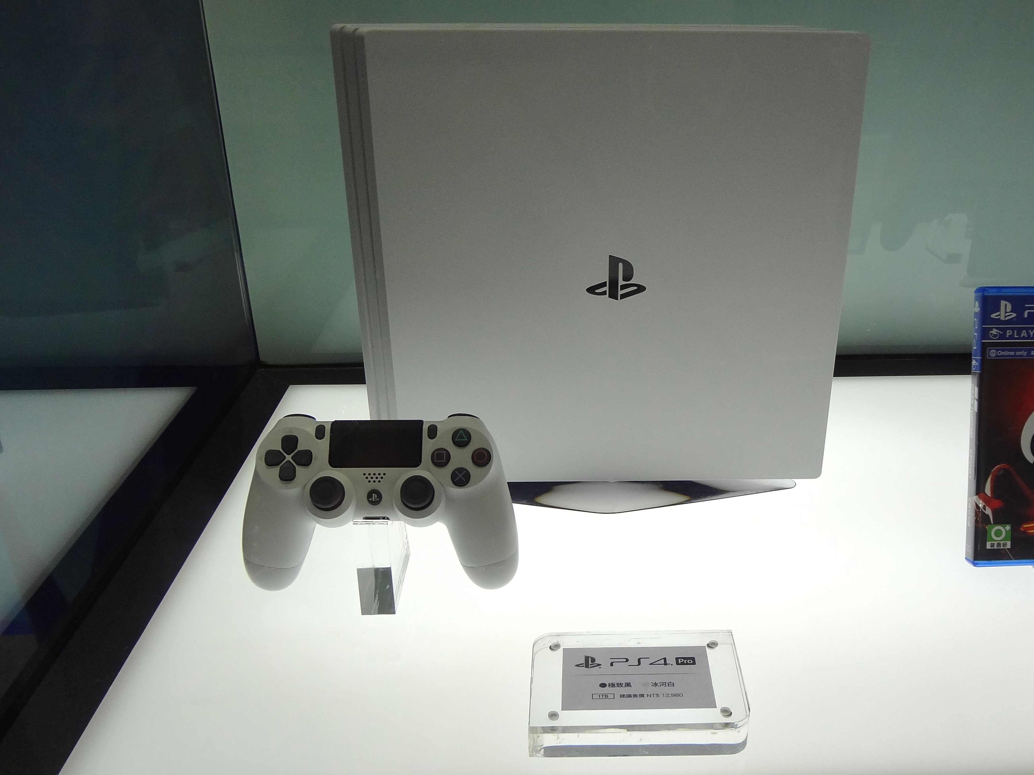 File:PS4 Pro white sample, Taipei IT Month 20171209.jpg