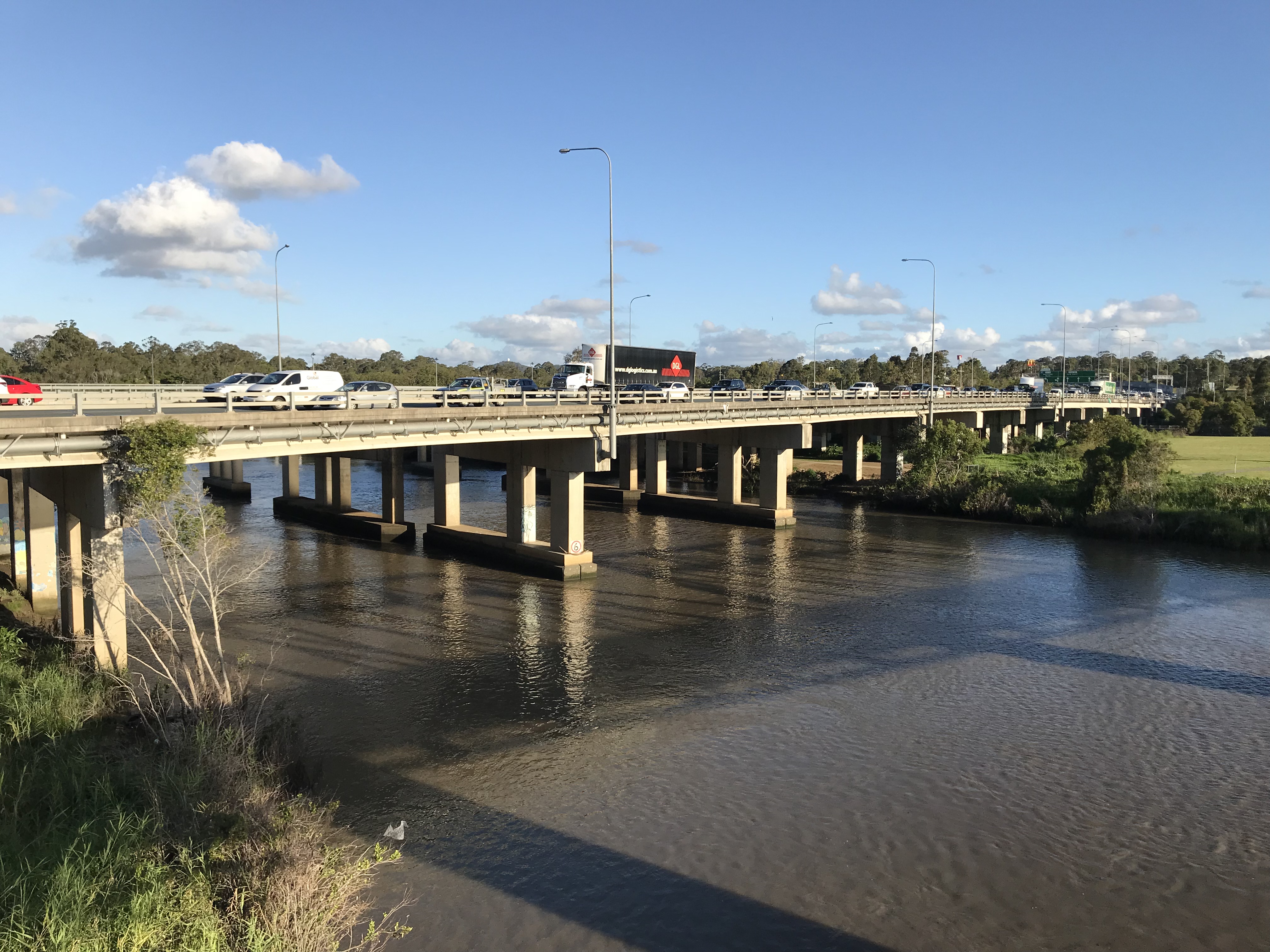 Дорога пересекает реку. Тихоокеанская автомагистраль Брисбен. Pacific шоссе Queensland. Логан река. Лион пересечение рек.