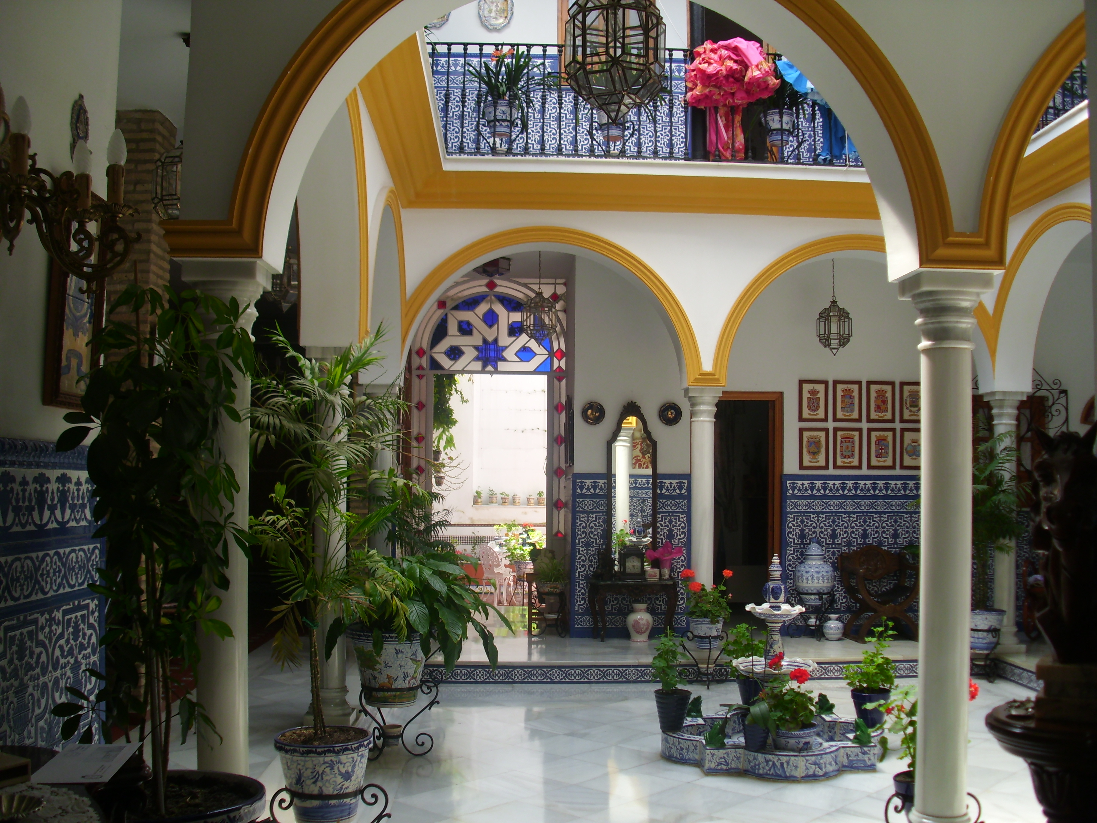 File Patio De Una Casa Sevilla Jpg Wikimedia Commons