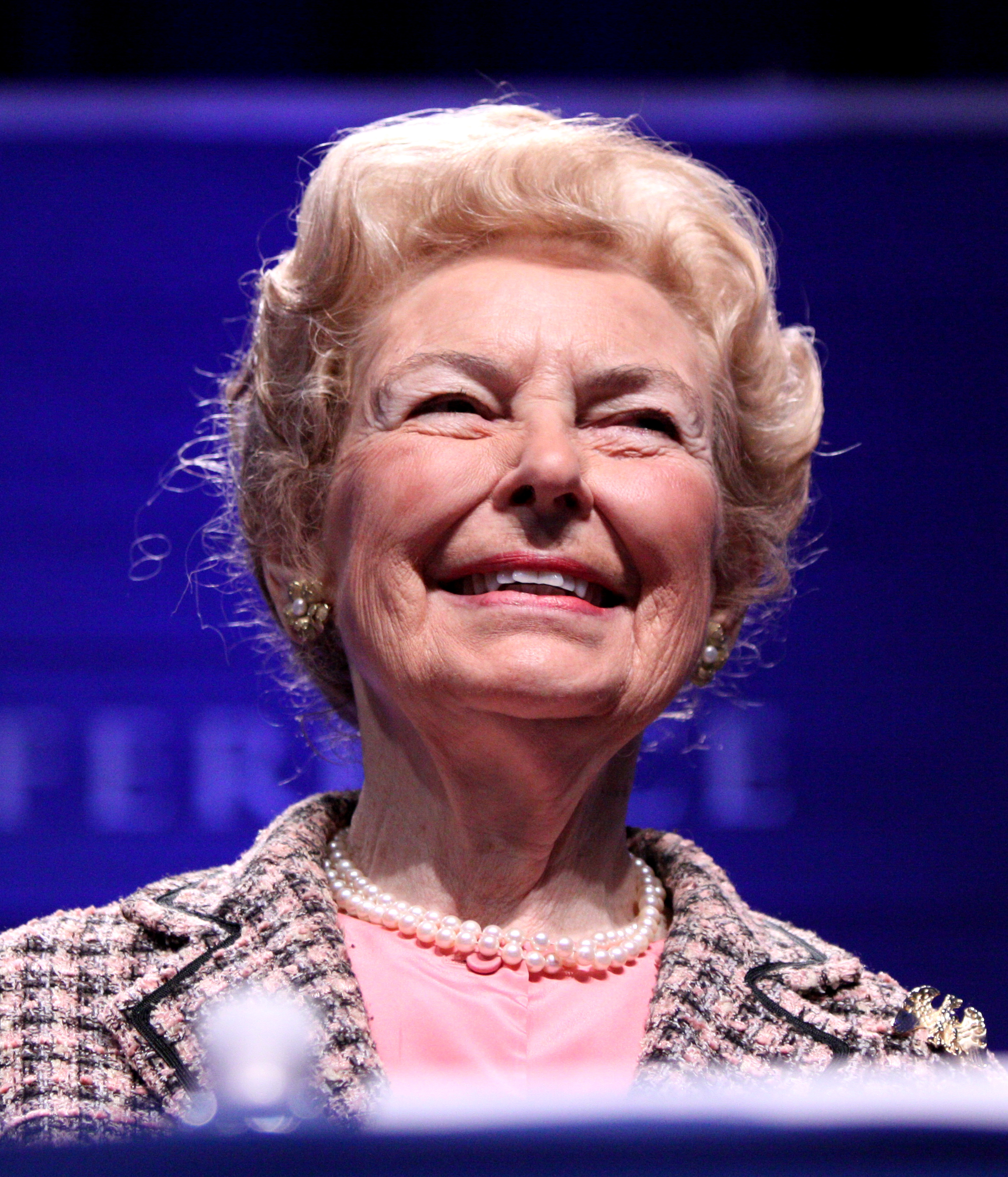 https://upload.wikimedia.org/wikipedia/commons/8/8b/Phyllis_Schlafly_by_Gage_Skidmore.jpg