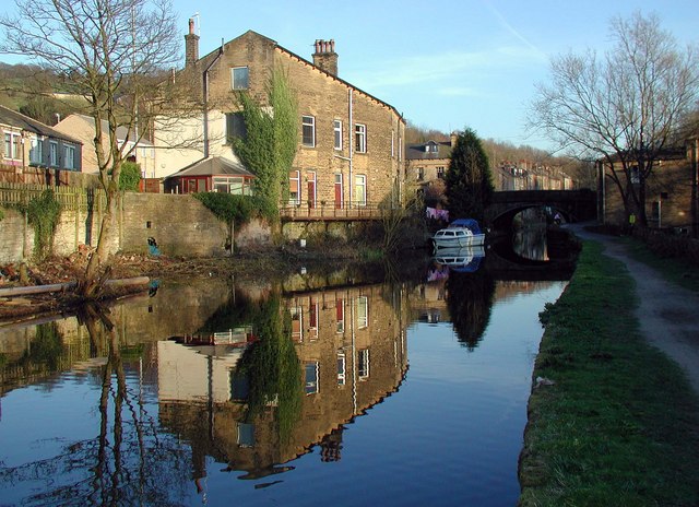 File:Rochdale Canal, Luddenden Foot   -  Wikimedia Commons