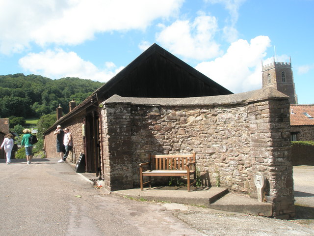 File:Seat at top of Castle Hill - geograph.org.uk - 925680.jpg