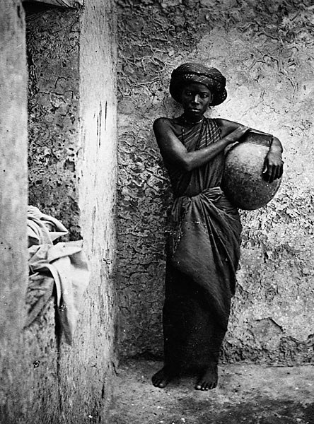 File:Servant or slave woman in Mogadishu.jpg