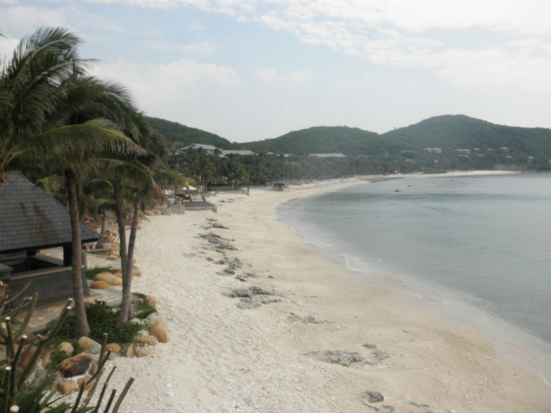 File:Strand in der Yalong Bay Bucht in Sanya auf der Insel Hainan.jpg