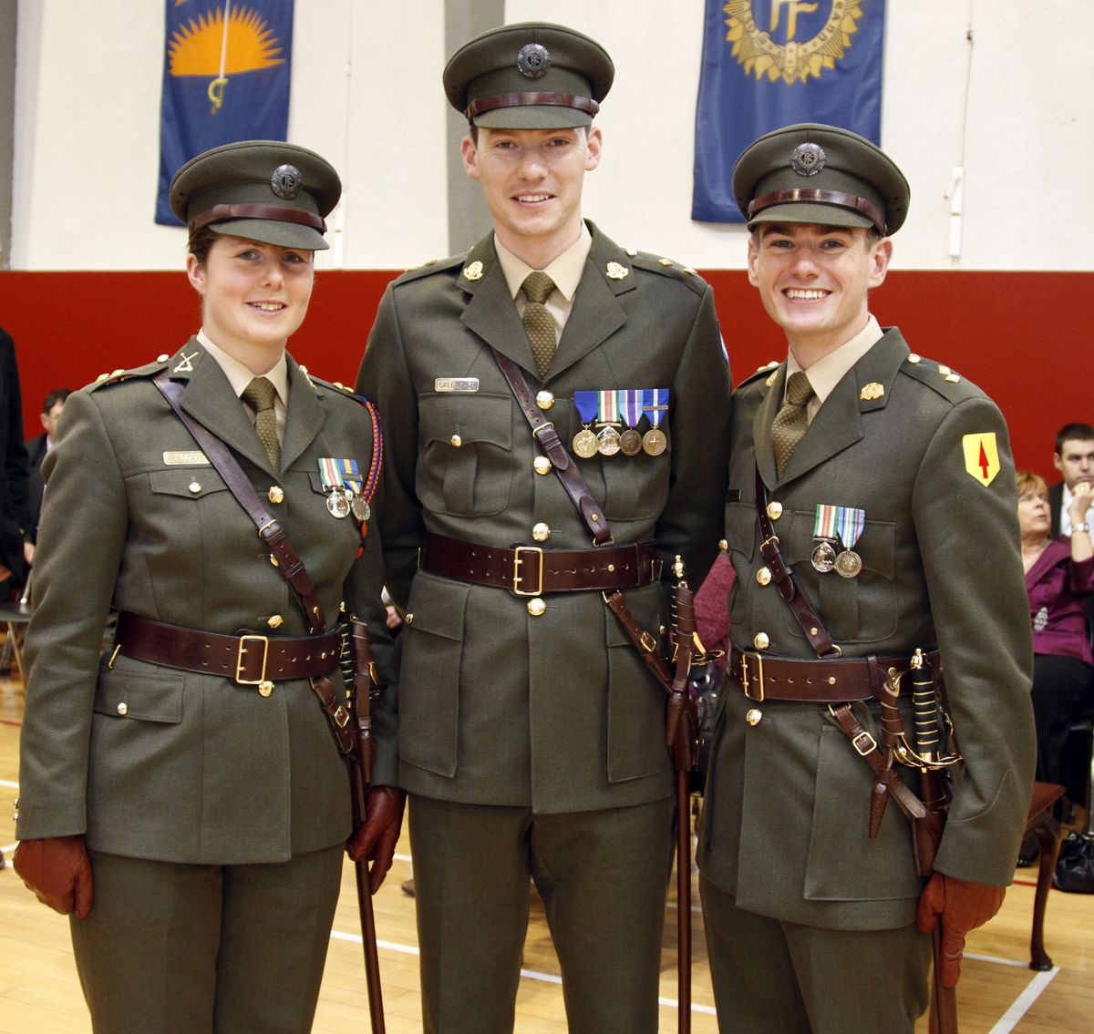 British uniform. Парадная униформа Бундесвера Австрии. Парадная форма польской армии. Парадная униформа армии Великобритании. АРМИ Ирландии униформа.