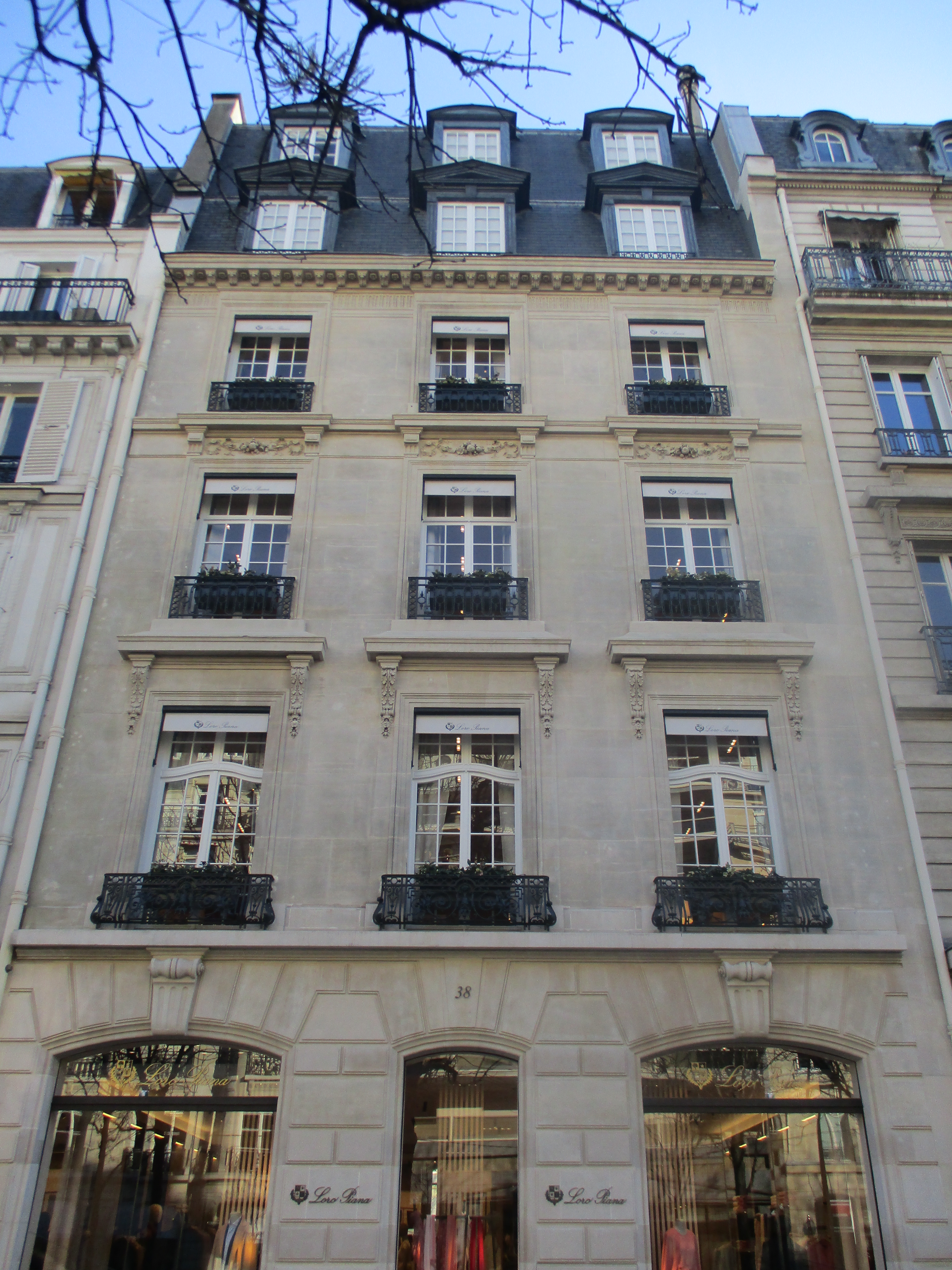 File 38 avenue Montaigne.jpg Wikimedia Commons