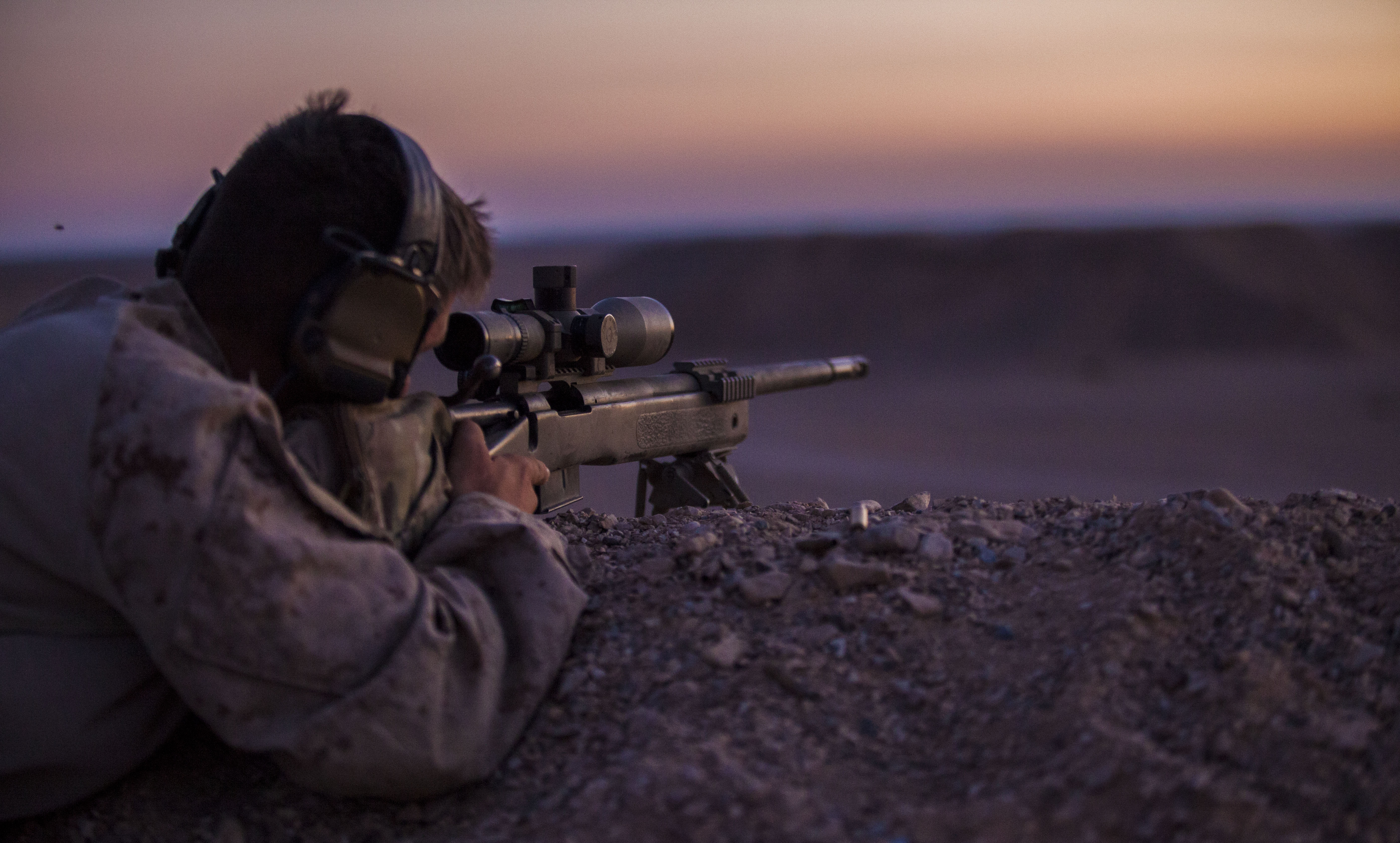 Снайперы секунду назад. M40a5 морской пехоты США. Роберт Фарлонг снайпер. Снайпер ночью. Взгляд снайпера.