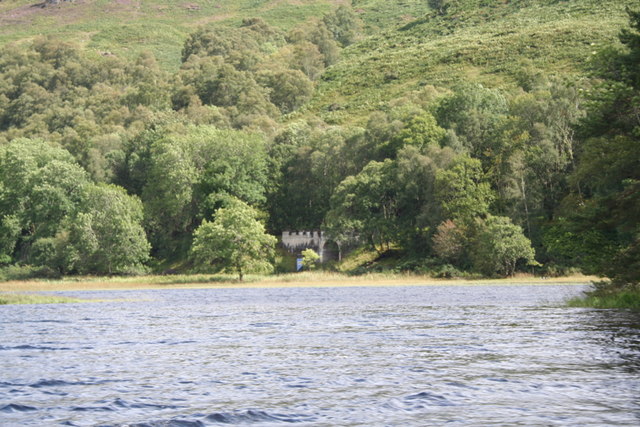 File:A burn runs into Loch Oich on the eastern shore - geograph.org.uk - 1456137.jpg