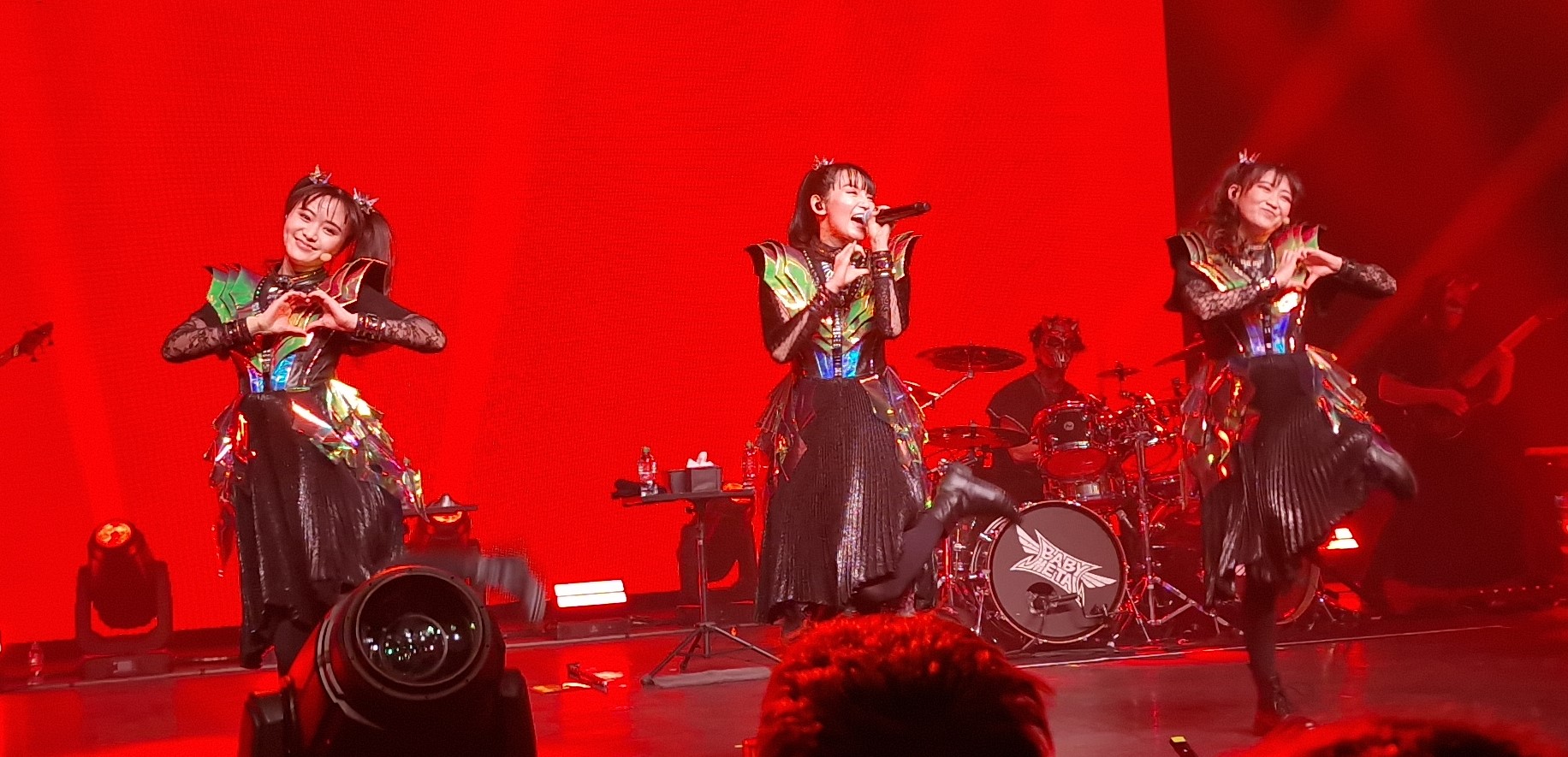 https://upload.wikimedia.org/wikipedia/commons/8/8c/Babymetal_performing_at_Ancienne_Belgique_December_4%2C_2023.jpg