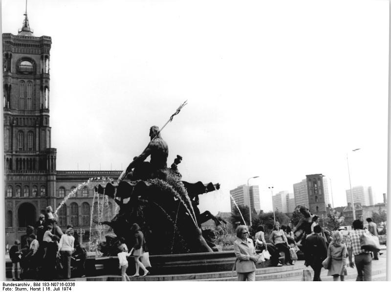 File:Bundesarchiv Bild 183-N0716-0336, Berlin, Neptunbrunnen.jpg