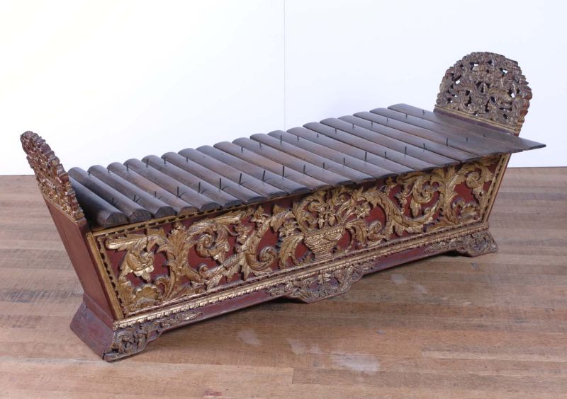 Berkas:COLLECTIE TROPENMUSEUM Xylofoon met twintig toetsen onderdeel van gamelan Slendro TMnr 500-9.jpg