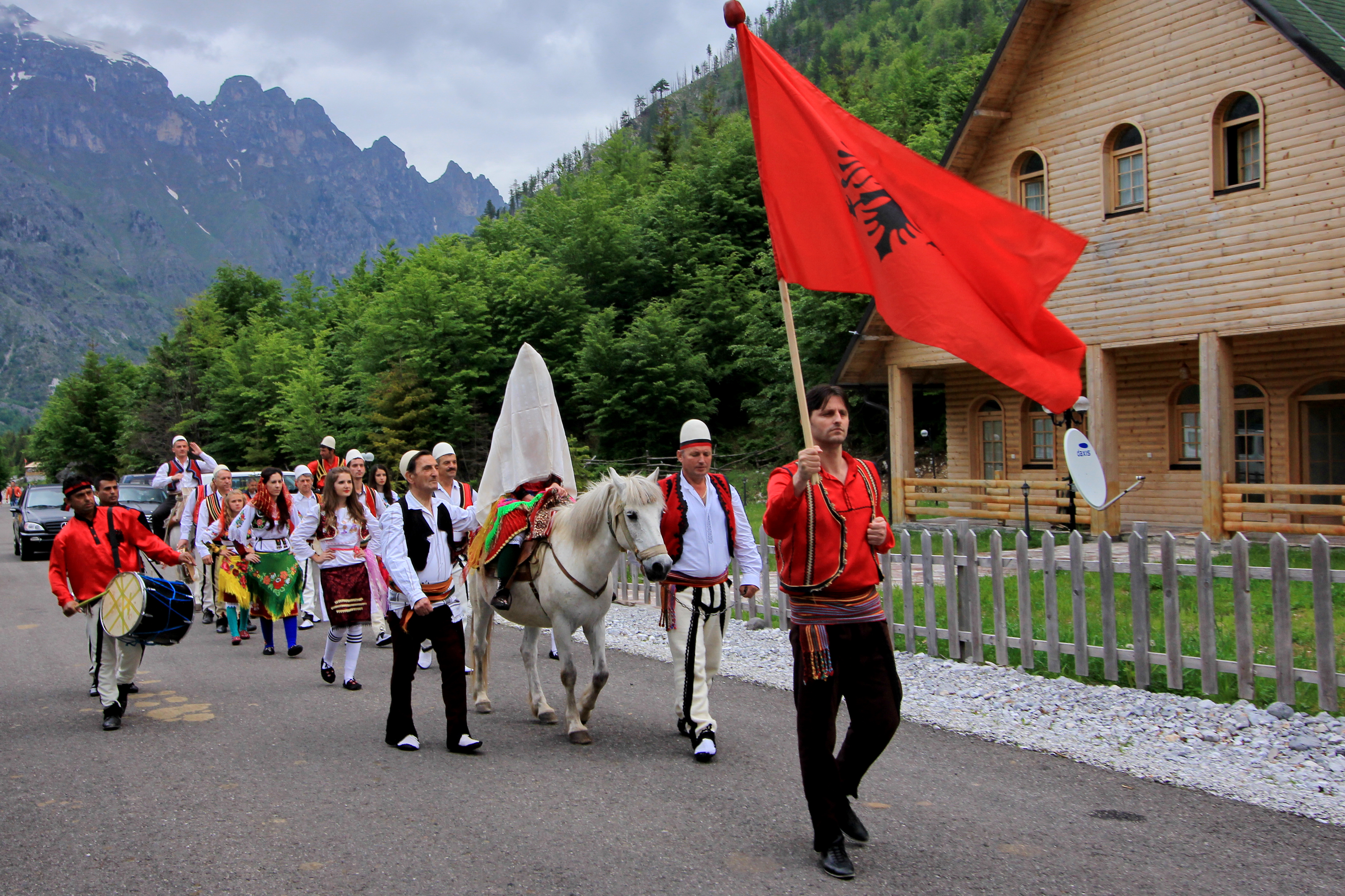 люди в албании