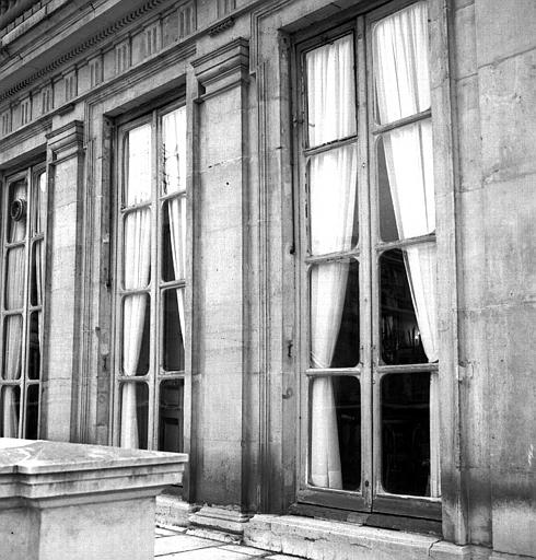 File:Domaine national du Palais-Royal (ancien Palais Cardinal) - Extérieur, fissures d'encadrement de fenêtre de la Cour d'honneur du Conseil Economique - Paris - Médiathèque de l'architecture et du patrimoine - AP70X01477.jpg