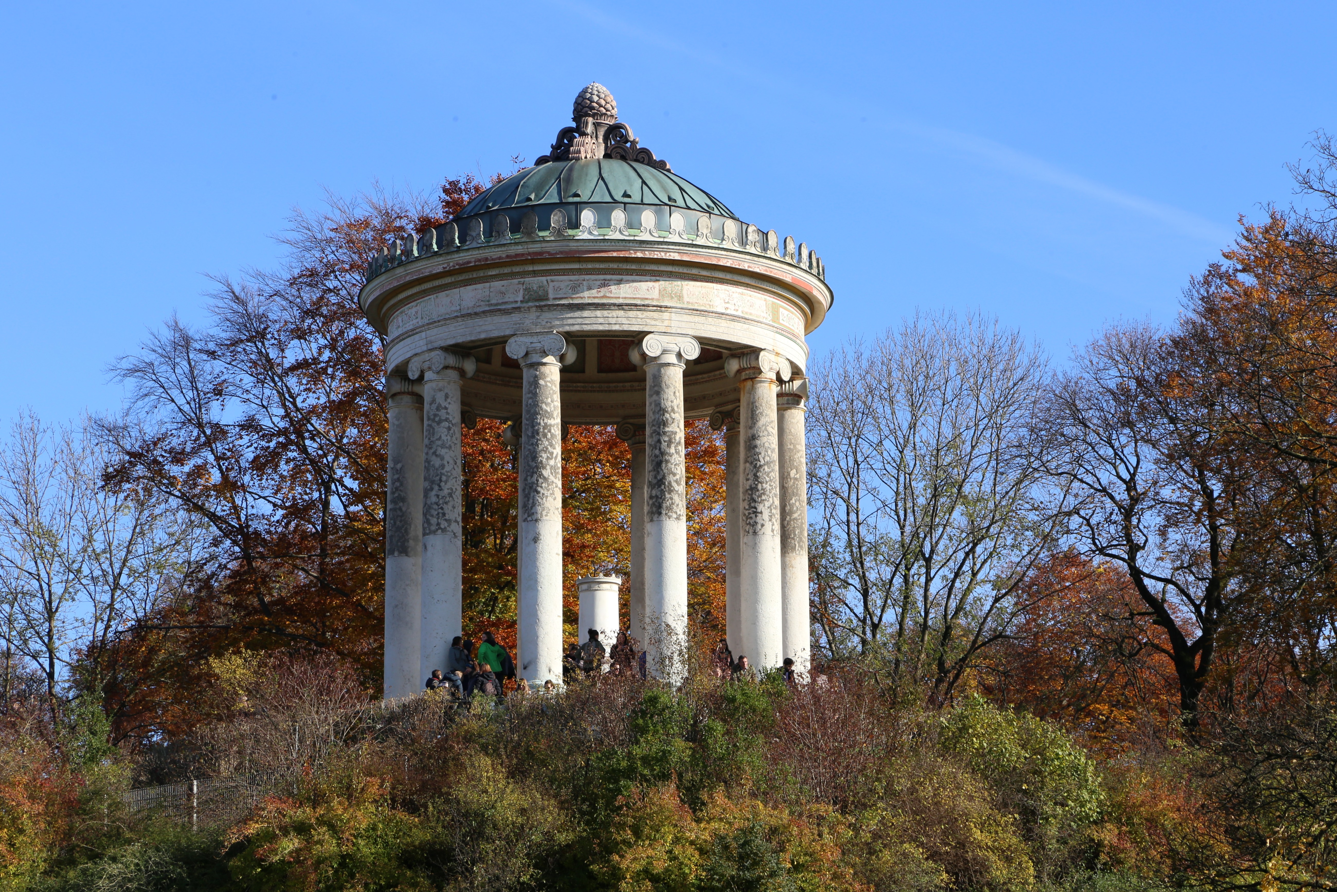 File Englischer Garten Monopteros Herbst 9 Jpg Wikimedia Commons