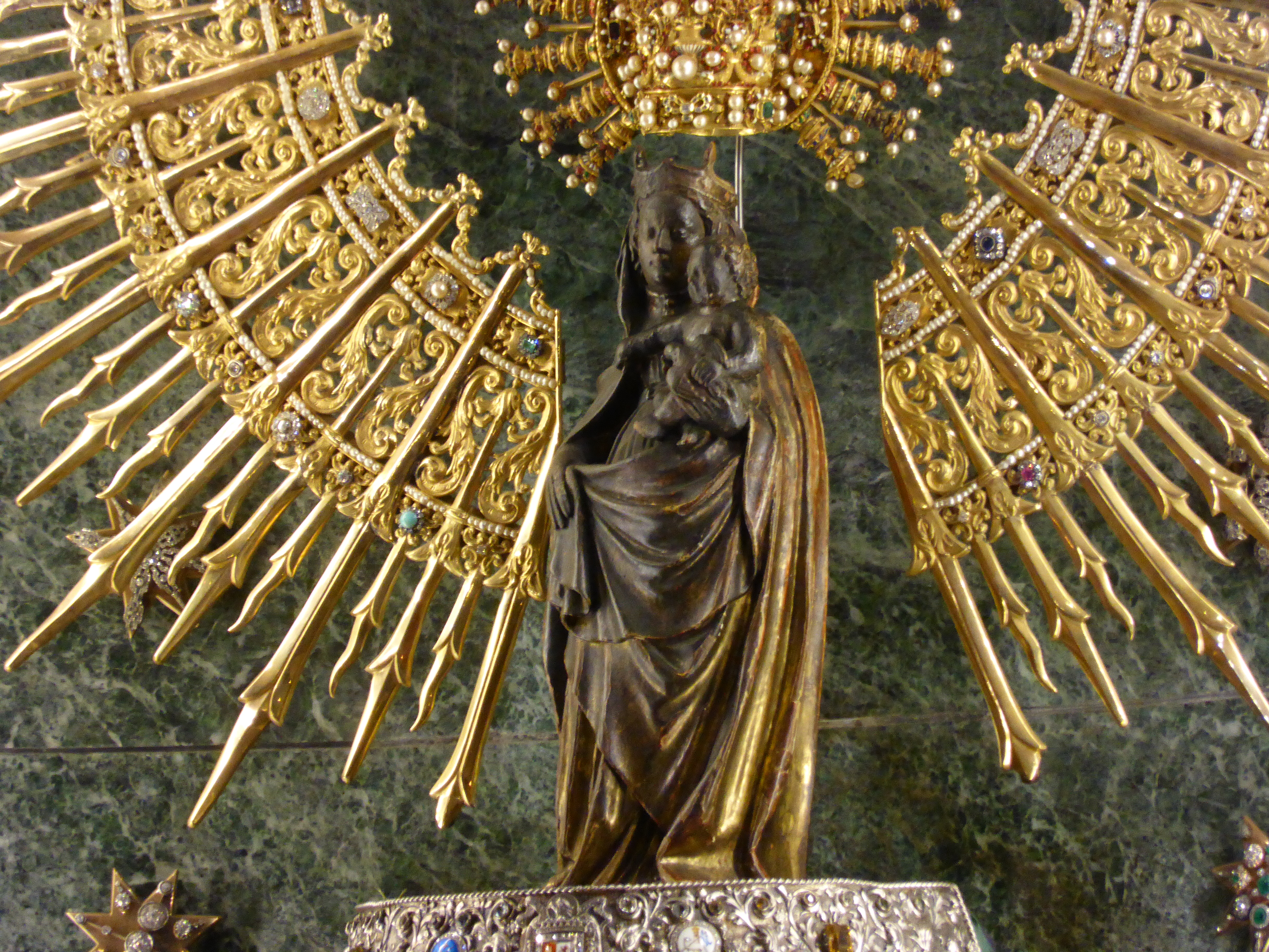 Virgen del Pilar madera de 33 cm.