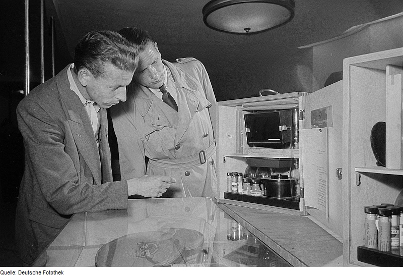 File:Fotothek df roe-neg 0006737 013 Zwei Besucher der Leipziger Herbstmesse 1954 an.jpg