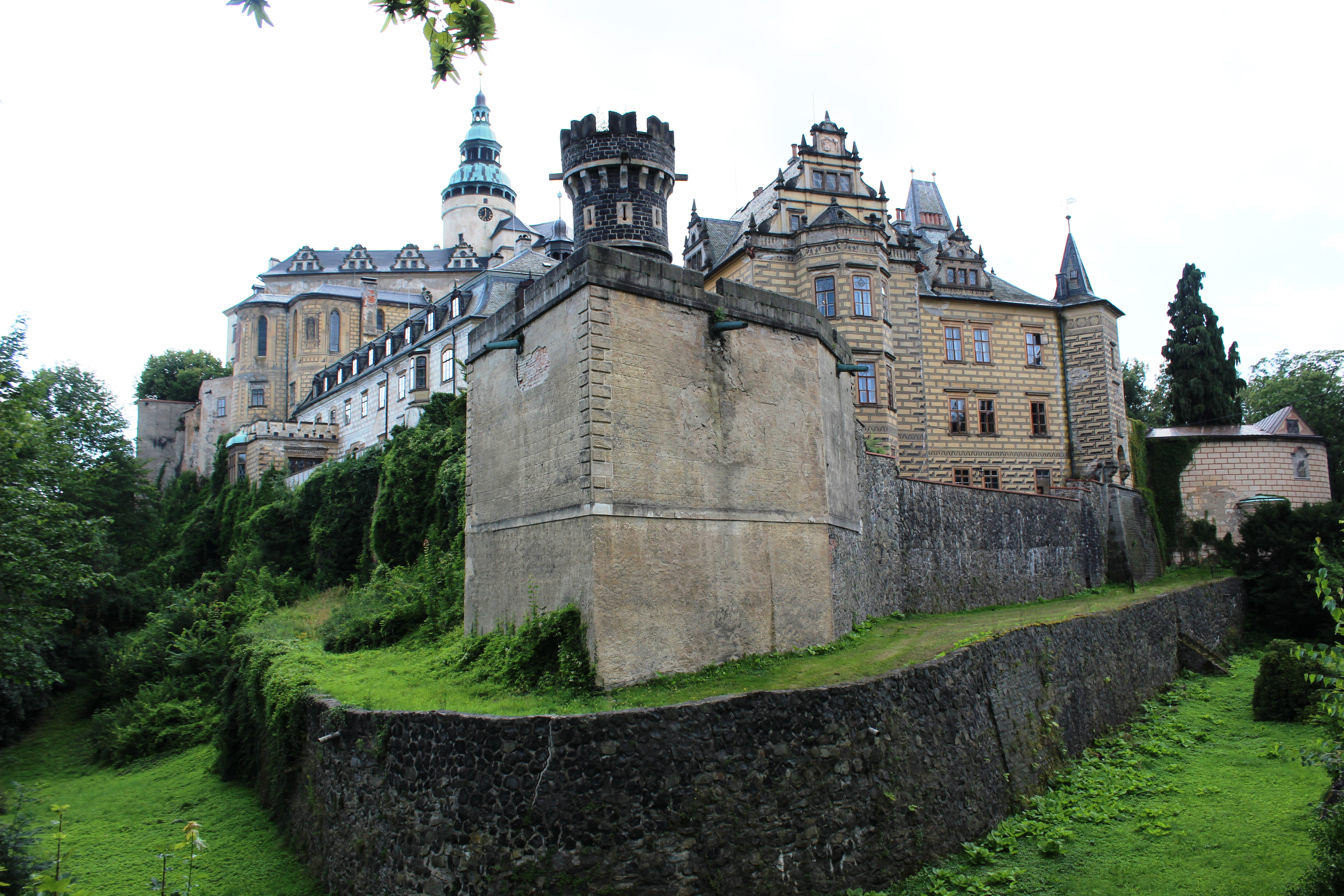 Castle dl. Фридлант Чехия замок. Средневековый дворец (the Medieval Palace). Замок ров ров. Средневековый замок Гютенбах.