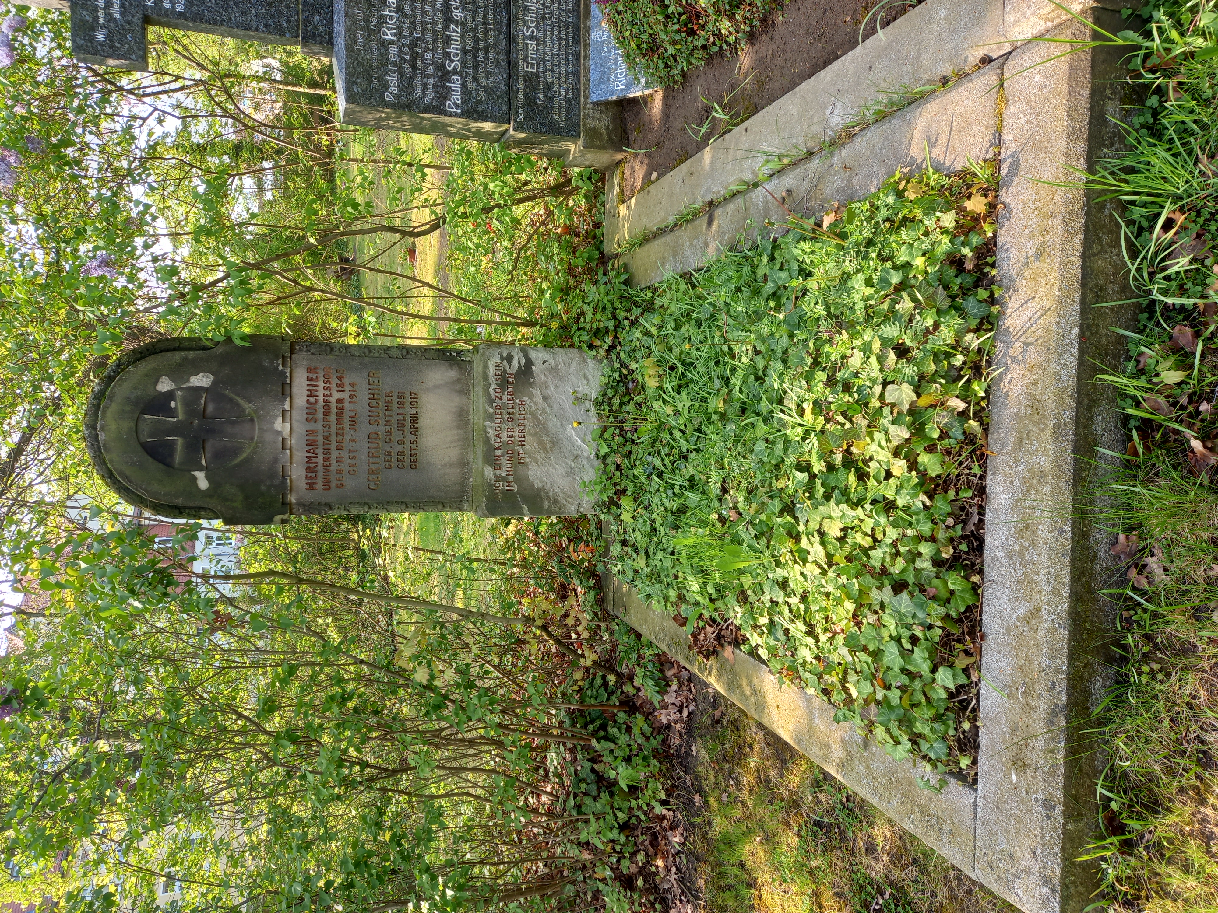 Das Grab von Hermann Suchier und seiner Ehefrau Gertrud geborene Günther auf dem [[Nordfriedhof (Halle)