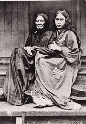 File:Grand-mère et sa petite-fille, photographiede Lemasson 1896.jpg