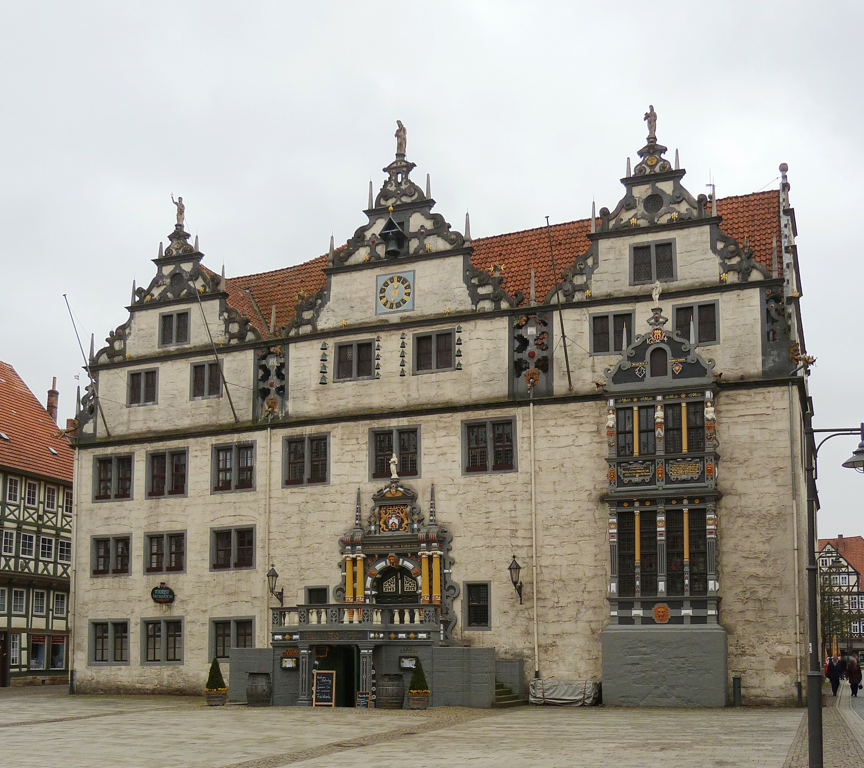 Vorderseite (Nordseite) des Renaissance-Rathauses in Hann. Münden, Südniedersachsen