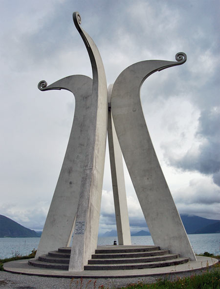 Die Schlacht bei Hjørungavåg Hjorungavaag_monument