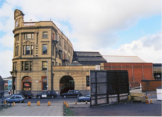 File:Manchester Victoria station - side entrance 1989 - geograph.org.uk - 820313.jpg