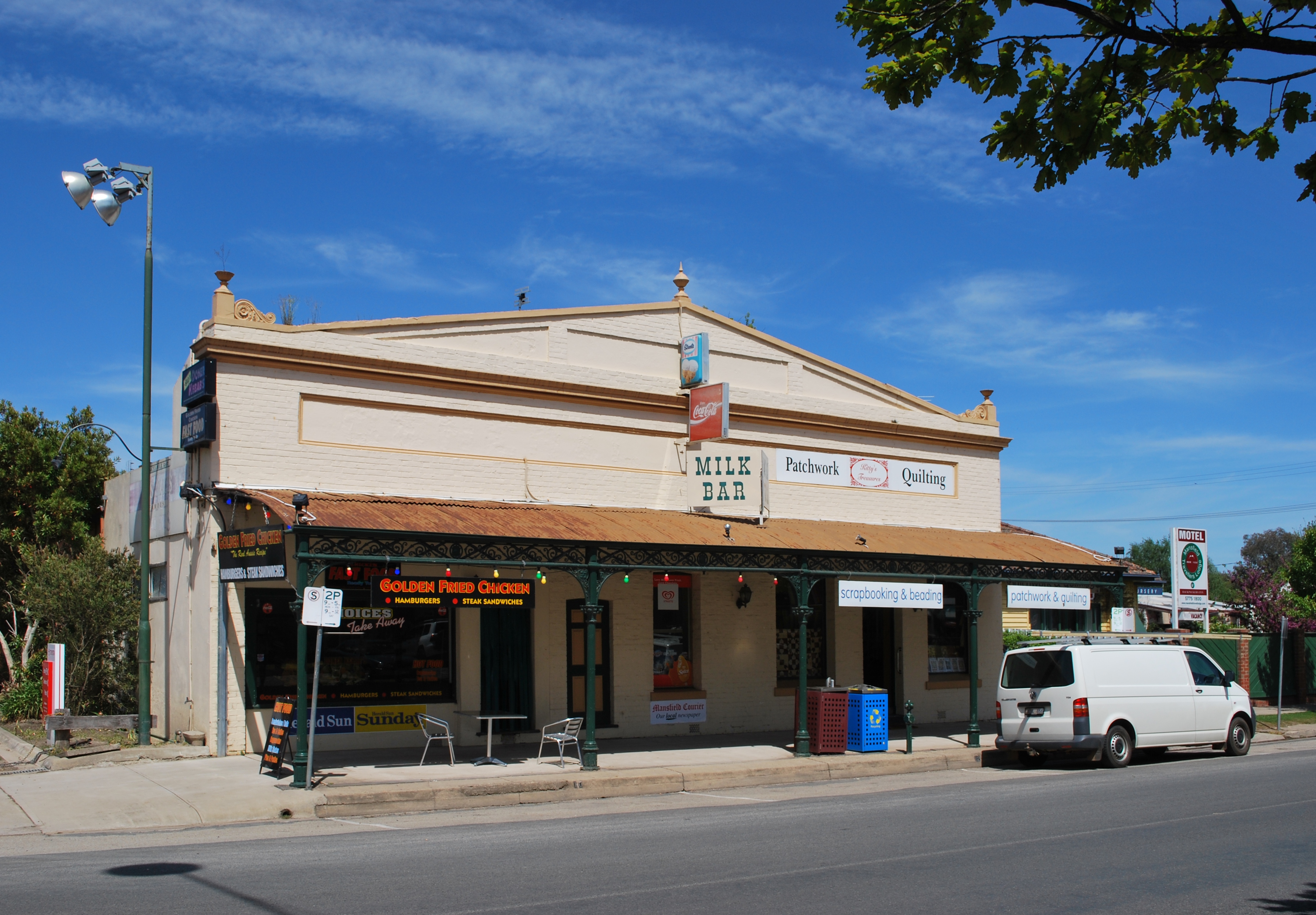 https://upload.wikimedia.org/wikipedia/commons/8/8c/Mansfield_Milk_Bar.JPG