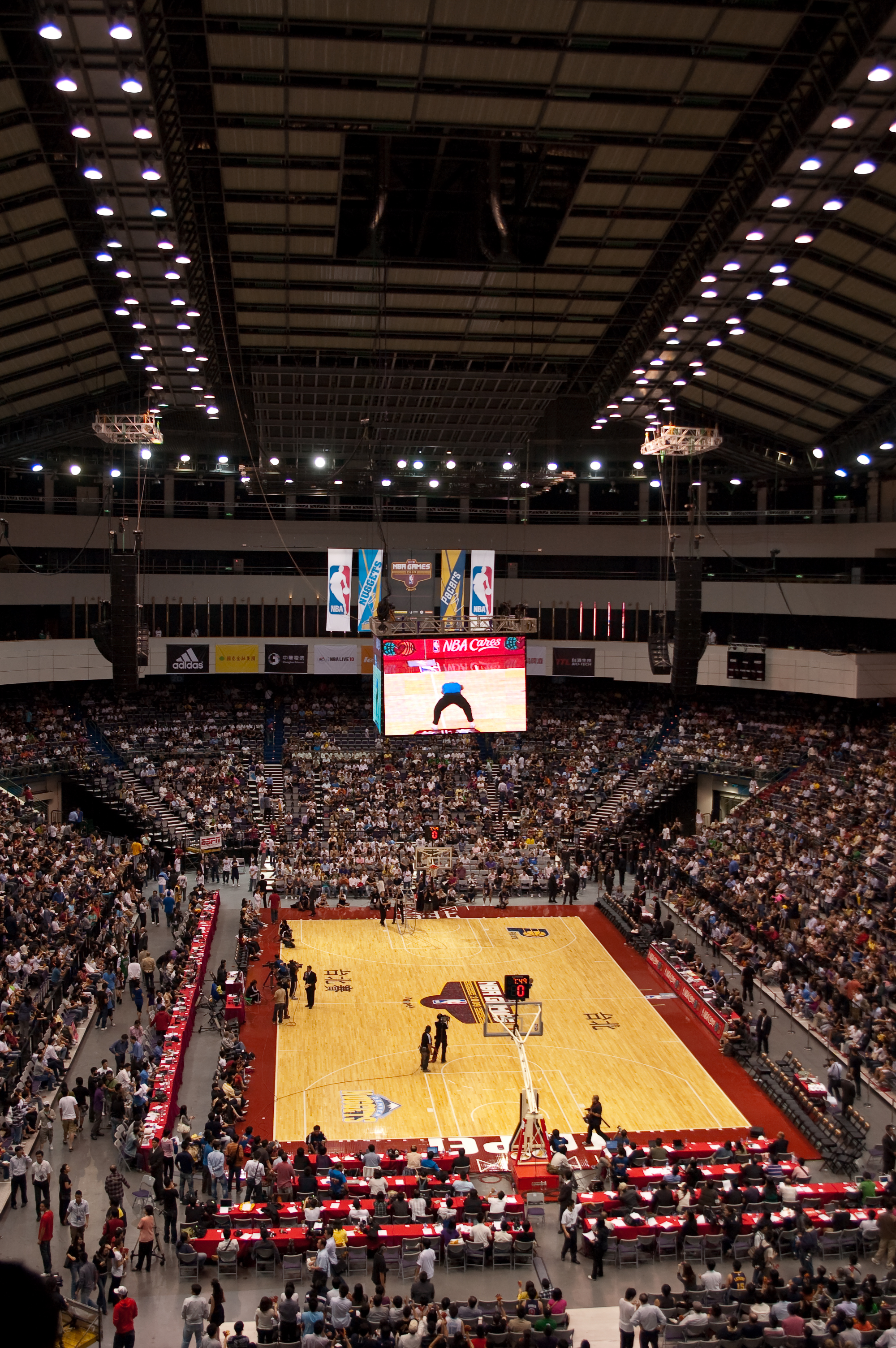 FileNBA preseason game between Indiana Pacers and Denver Nuggets at Taipei Arena 20091008.jpg