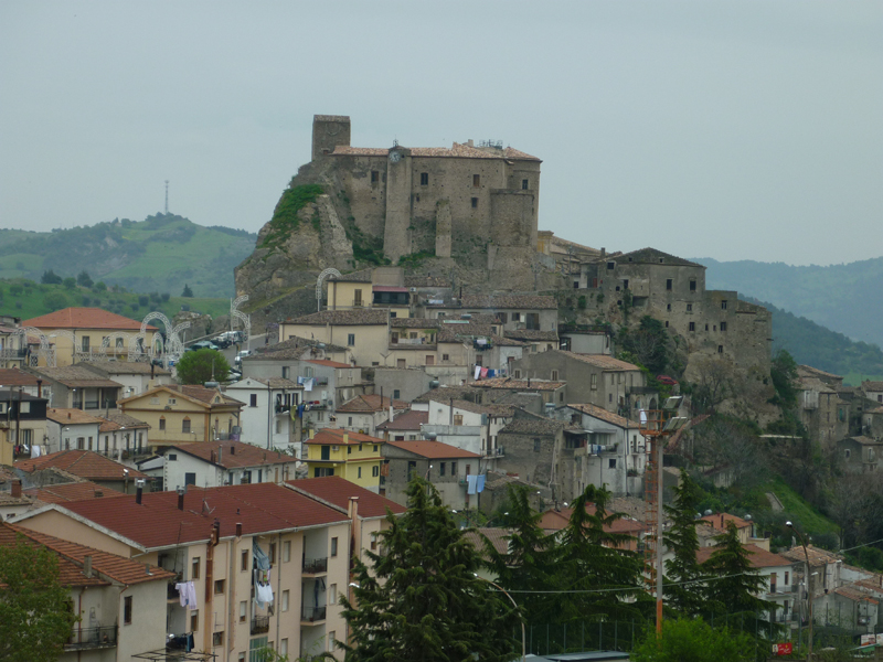 File:Oriolo e castello.jpg