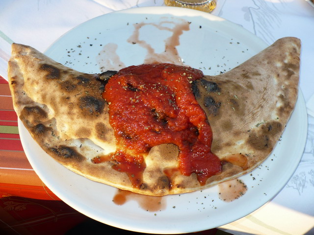 File:Pizza Calzone.jpg