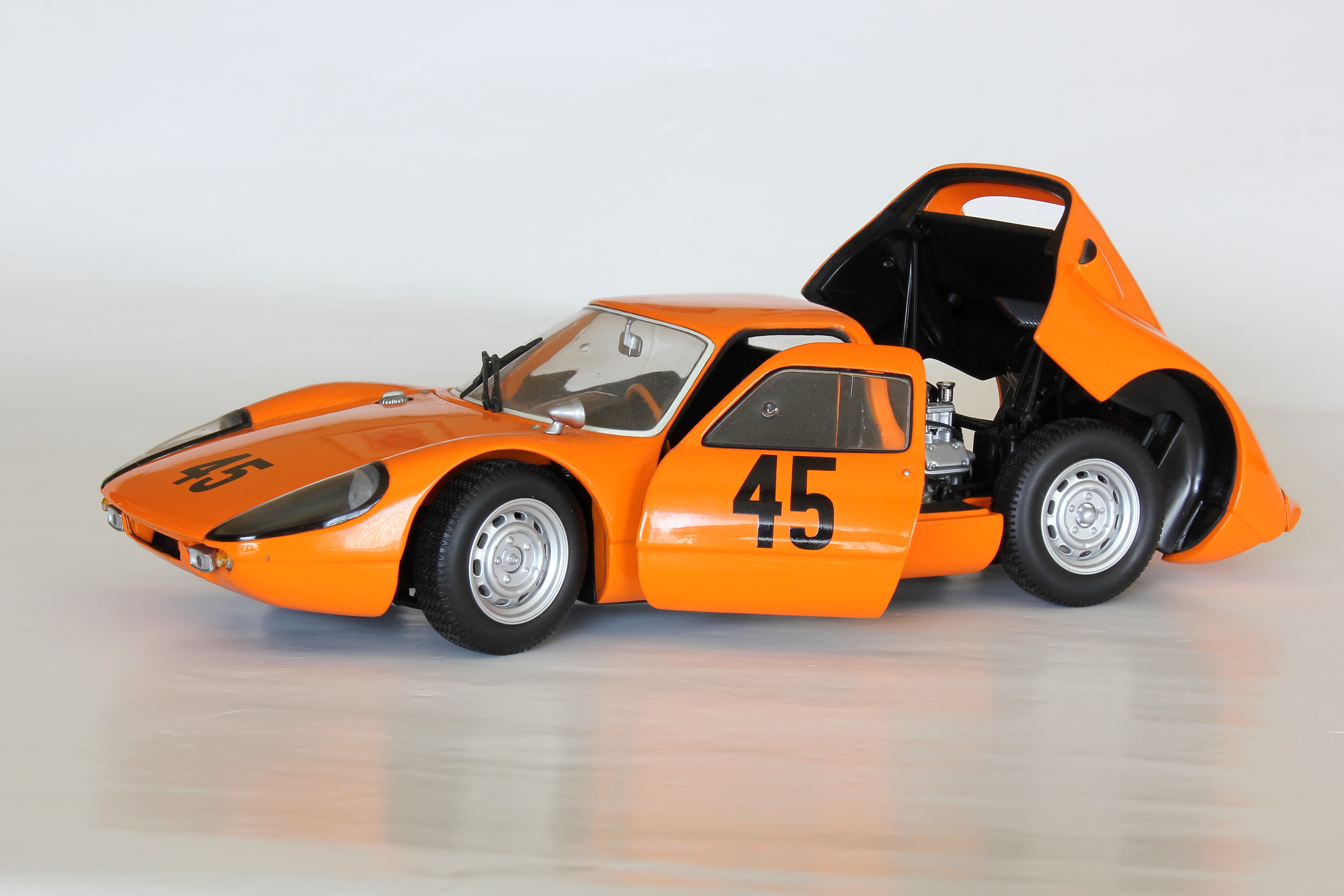 https://upload.wikimedia.org/wikipedia/commons/8/8c/Porsche_904_GTS_Minichamps_%28Seite%29.JPG