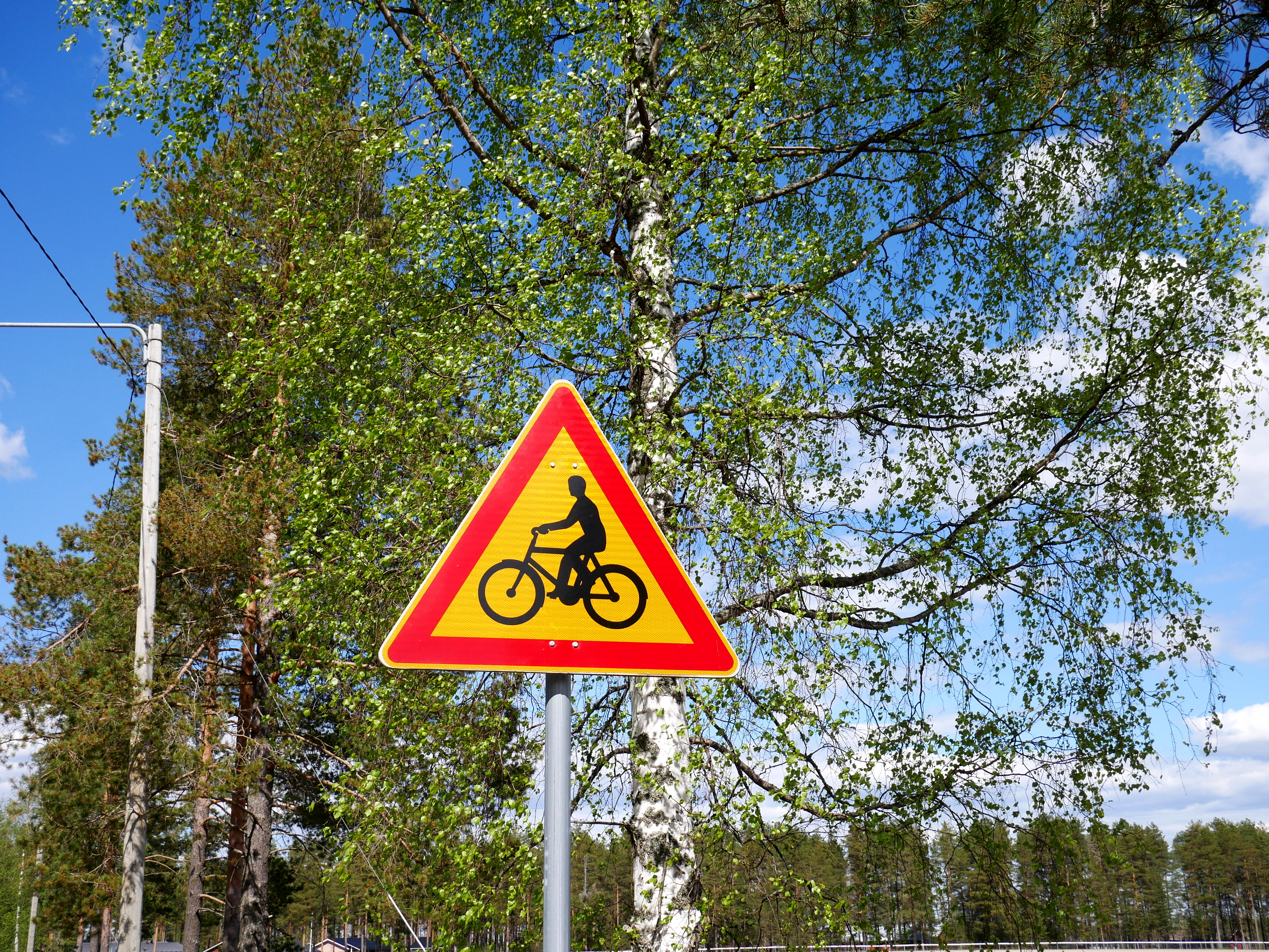 File:Pyöräilijöitä liikennemerkki  - Wikimedia Commons