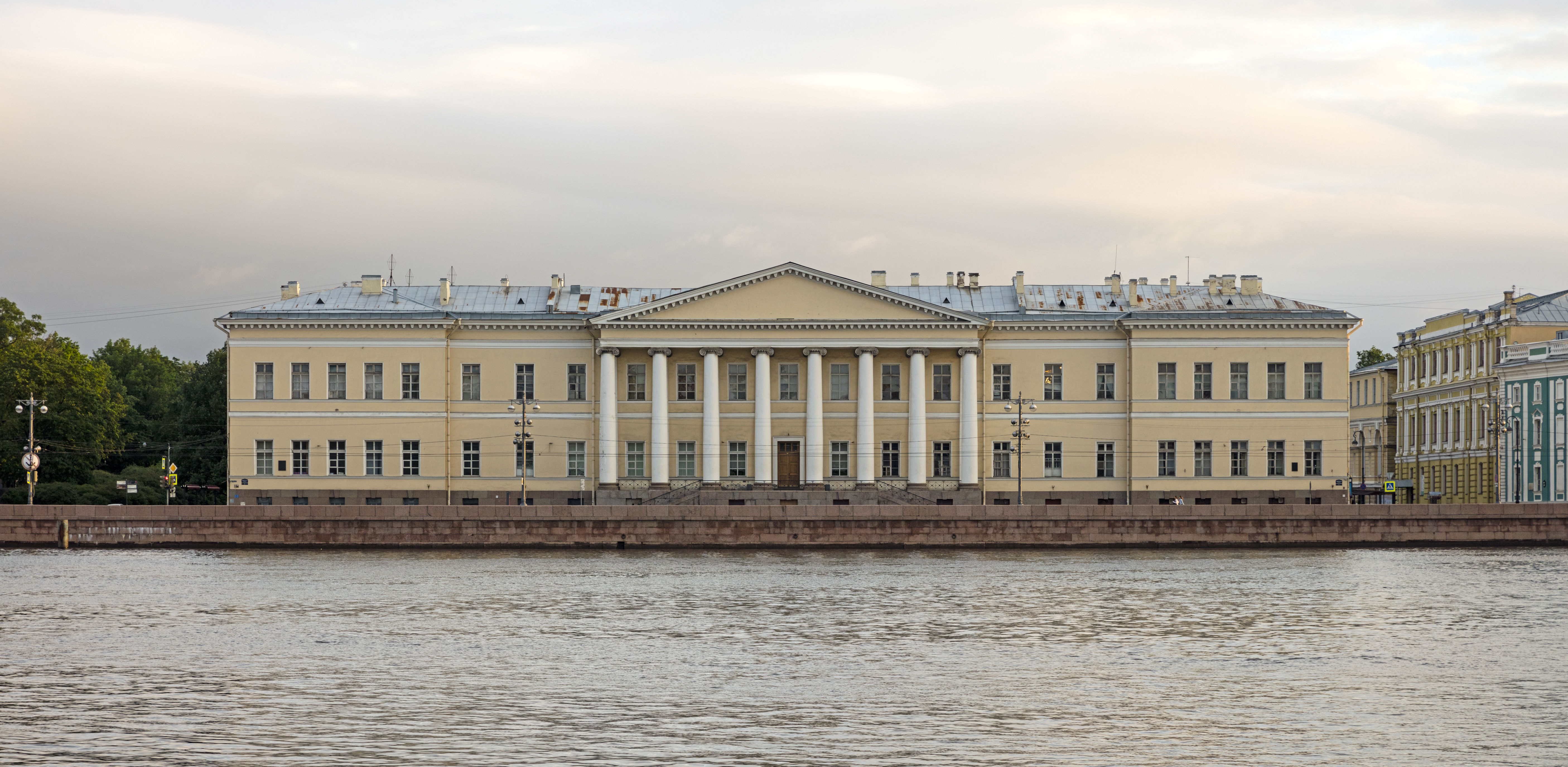 Академия наук в петербурге. Университетская набережная у Академии. Академия наук на Университетской набережной. Университетская набережная 13. Императорская Академия художеств поступление.