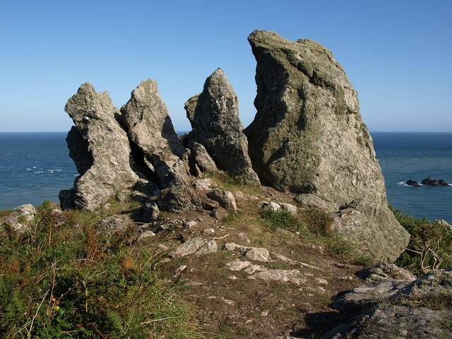 Rocks near Nestley Point - geograph.org.uk - 1490366