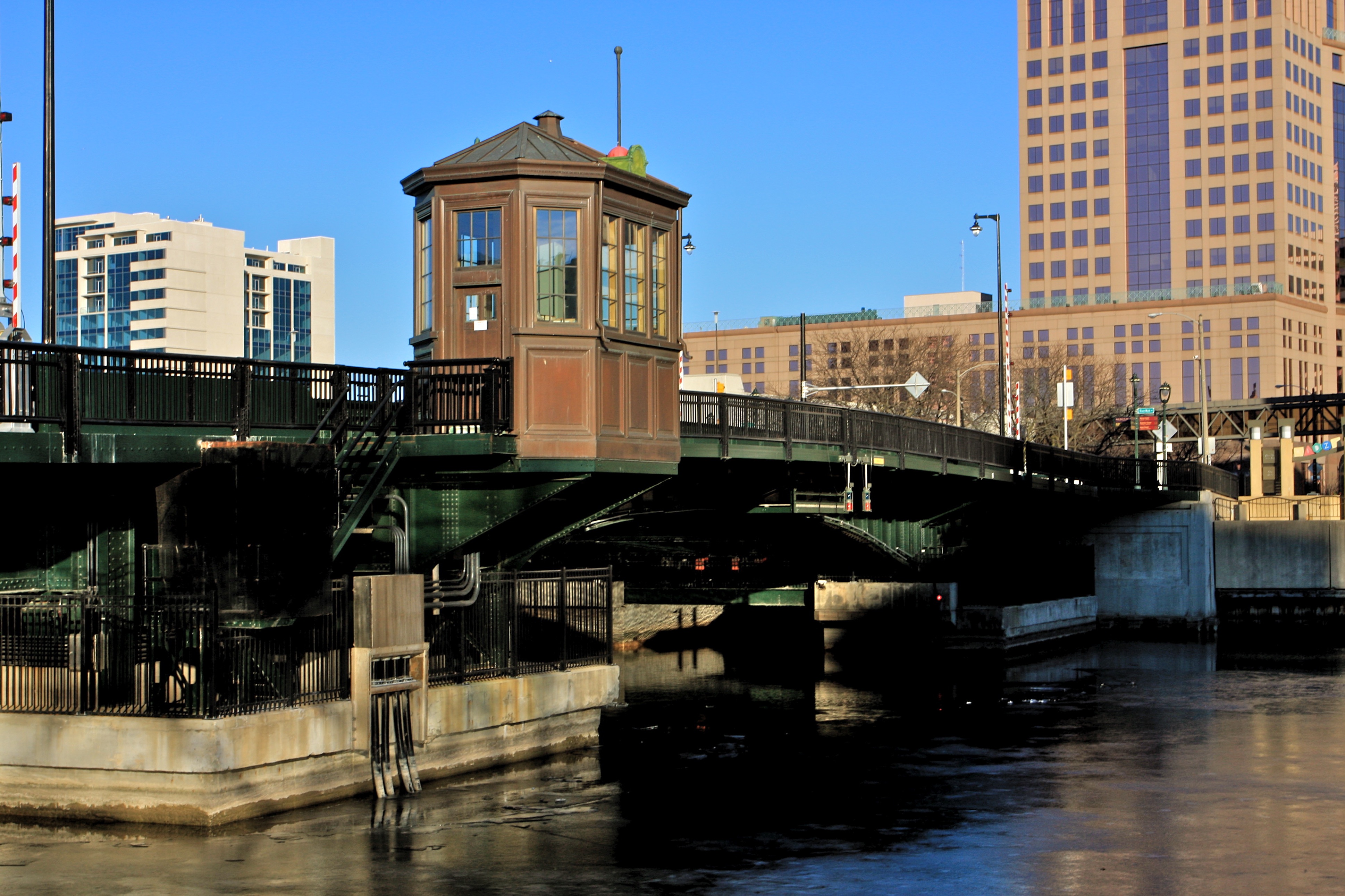 Вирджиния 6. Исторический район Бернем-стрит, Милуоки. State Street Bridge Chivago. Bridge tenders House. Milwaukee USA.