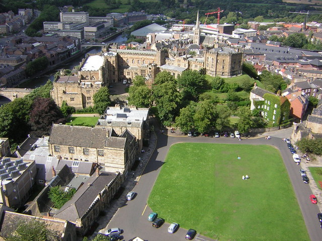 Durham Cathedral: Blick vom Turm der Kathedrale nordwärts über den Palace Green auf die Burg von Durham (UNESCO-Weltkulturerbe in England)