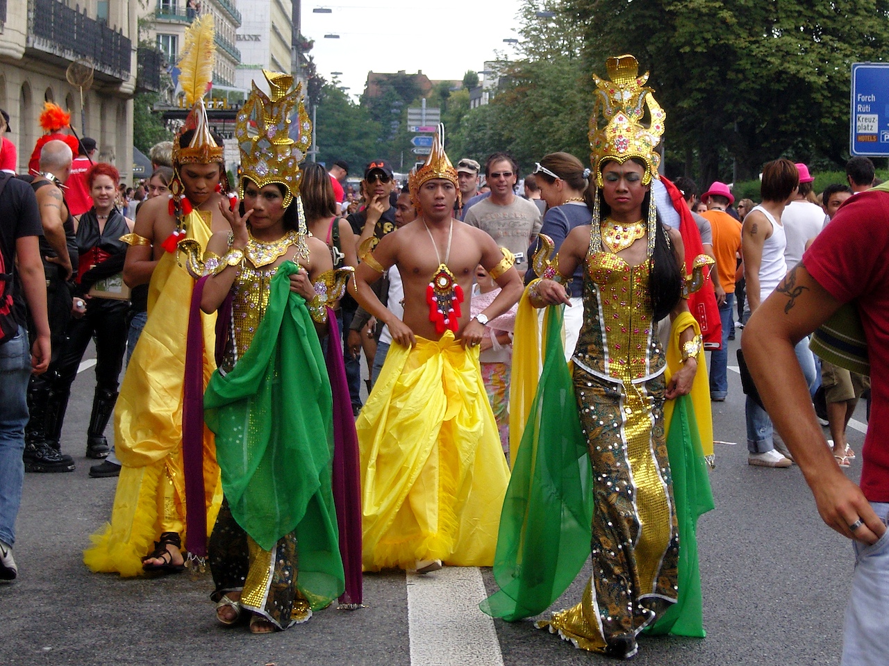 Have street parades. В какие праздники устраивают уличные парады.