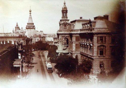 Коммунистическая (б. Николаевская) улица Баку в 1930-е годы: справа здание Баксовета (бывшая Городская дума и будущая мэрия), вдали собор Александра Невского