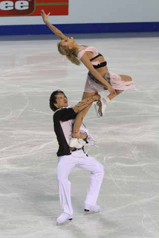 File:2010 European Championships Dance - Oksana DOMNINA - Maxim SHABALIN - 4668a.jpg