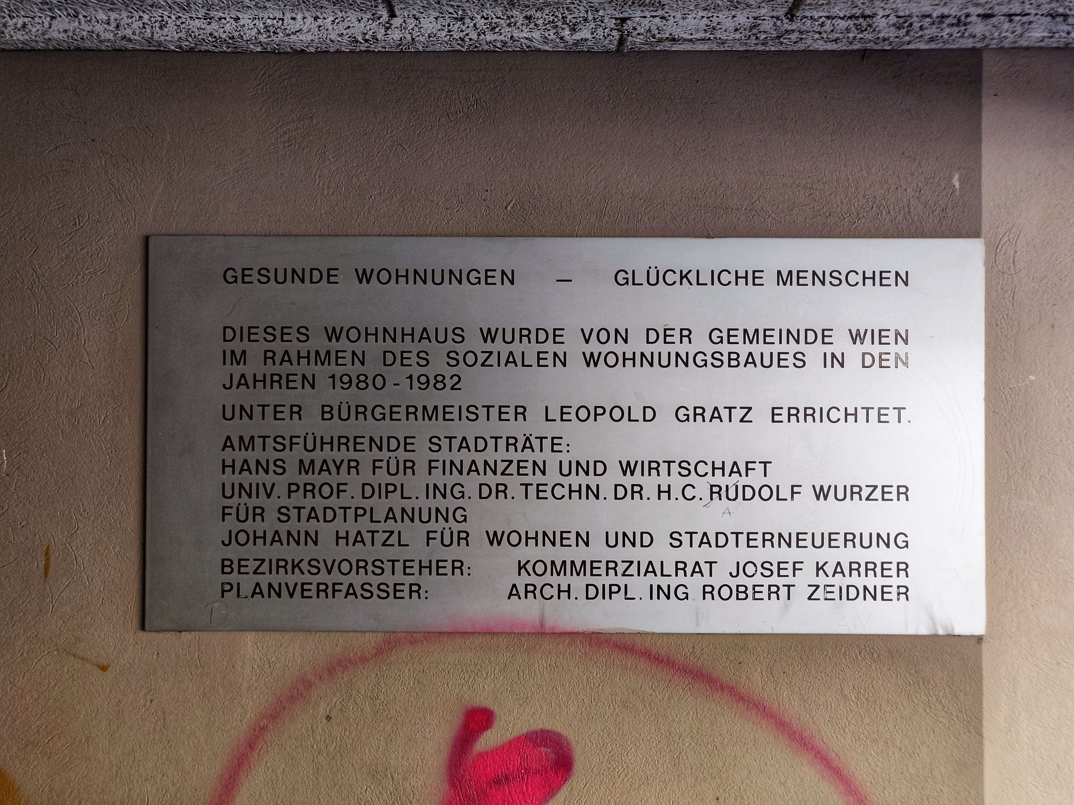 2020-06-01 Gemeindebau Bauhausgasse 5-7 plaque.jpg