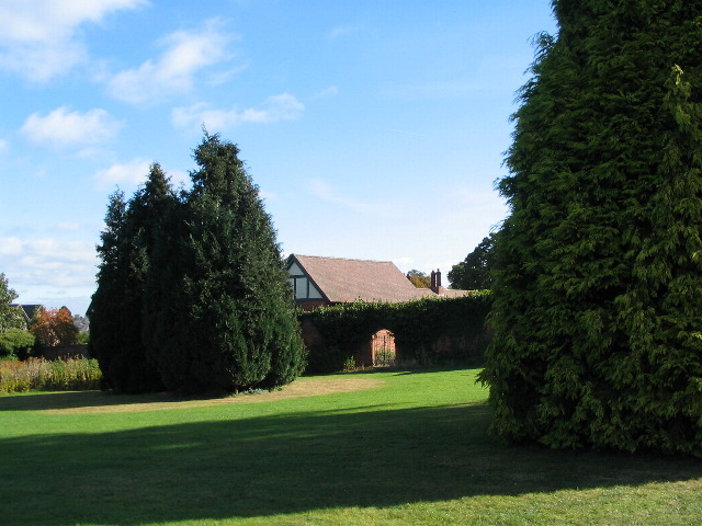 File:Allesley Park walled garden, east gate - geograph.org.uk - 1514190.jpg