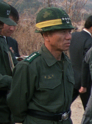 File:Army (ROKA) General Chung Ho-keun 육군대장 정호근 (Roh Tae-woo - cropped, 1989-Mar-13 05).jpg