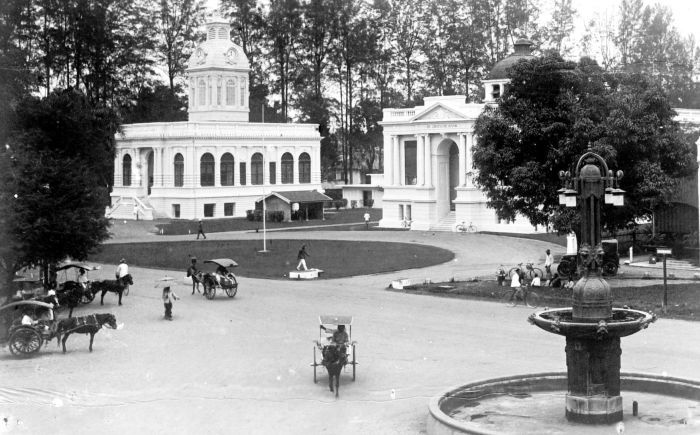 File:COLLECTIE TROPENMUSEUM Straatgezicht bij het gemeentehuis het kantoor van de Javasche Bank en de Nienhuys-fontein TMnr 10015464.jpg