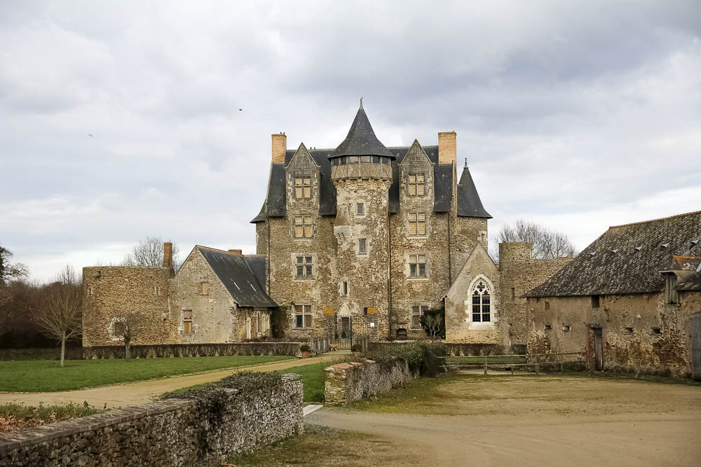 CHÂTEAU DE VAUX  France Pays de la Loire Maine-et-Loire Miré 49330