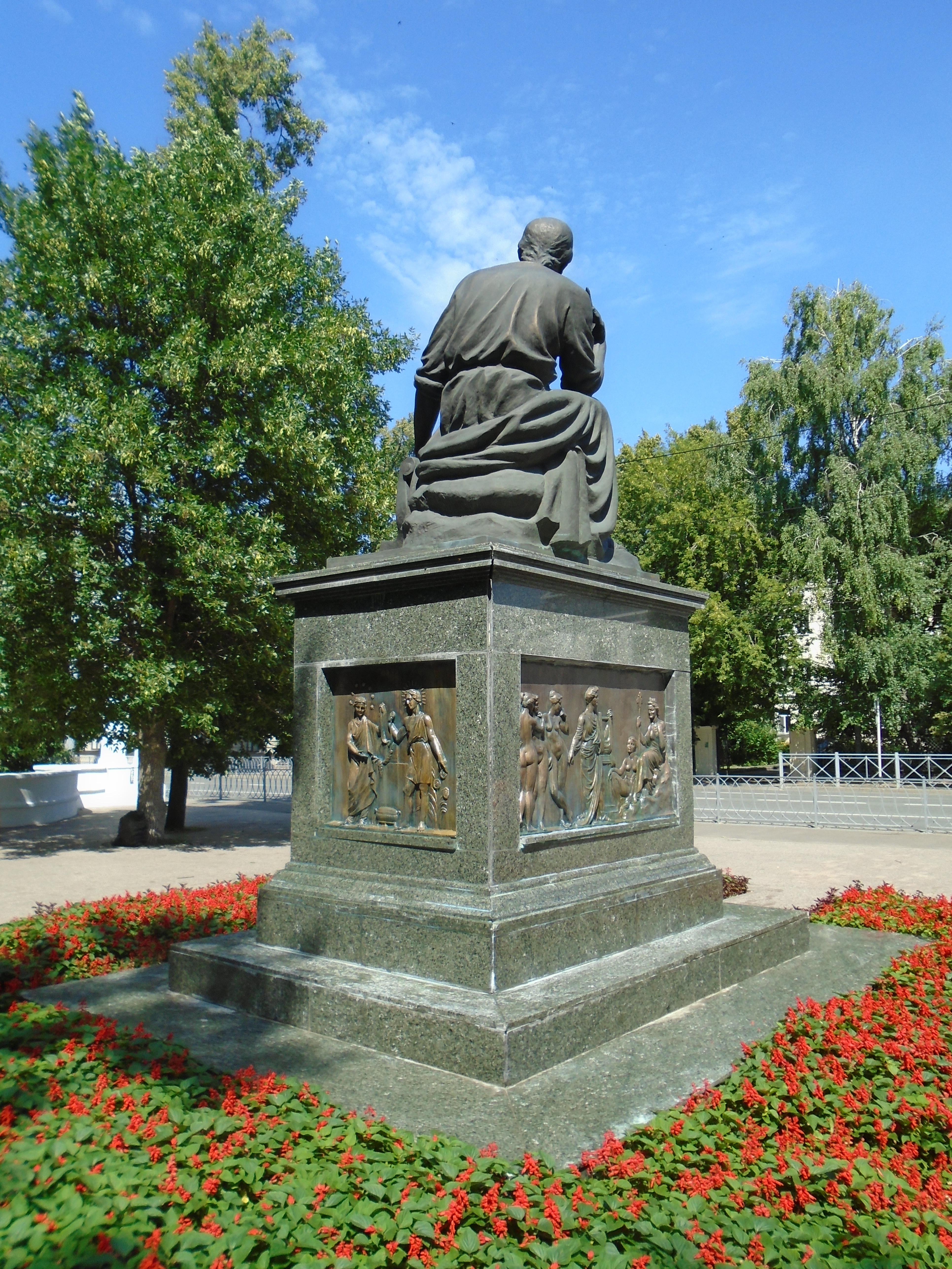 Город с памятником державину 6. Памятник Державину в Казани. Памятники Ломоносова в 18. Памятник Таджикистане в Ломоносове. Памятник Казань крестьянину.