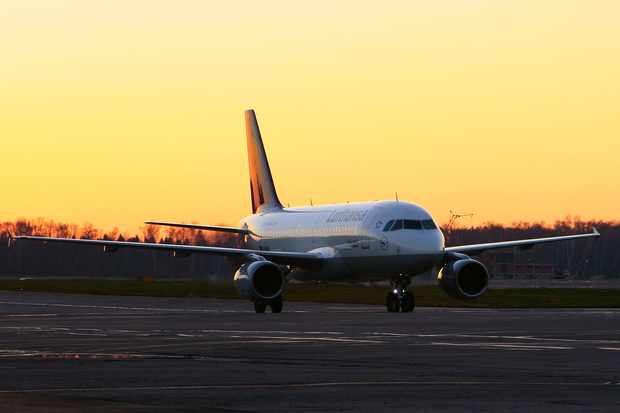 Октябрь самолет. Люфтганза Домодедово. Airbus a320. Airbus a320 Шаляпин. Аэробус 320 красивые фото.