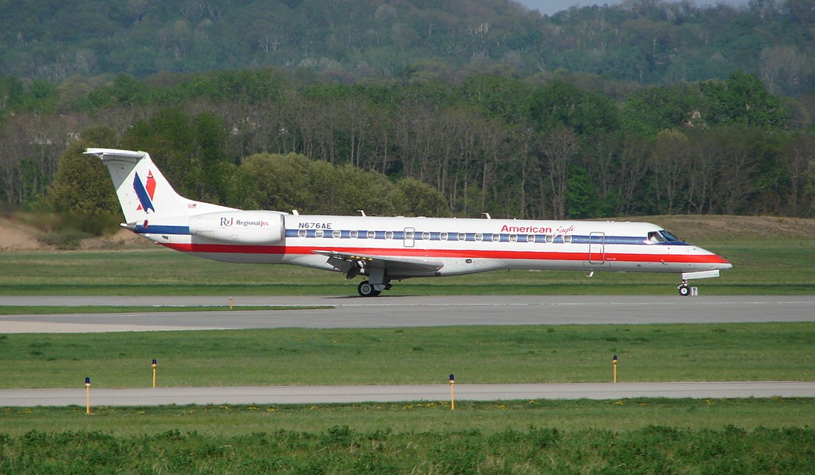 Embraer ERJ 145 (American Eagle Airlines) (493735535).jpg