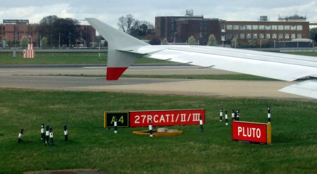 File:Heathrow Airport - geograph.org.uk - 3897626.jpg